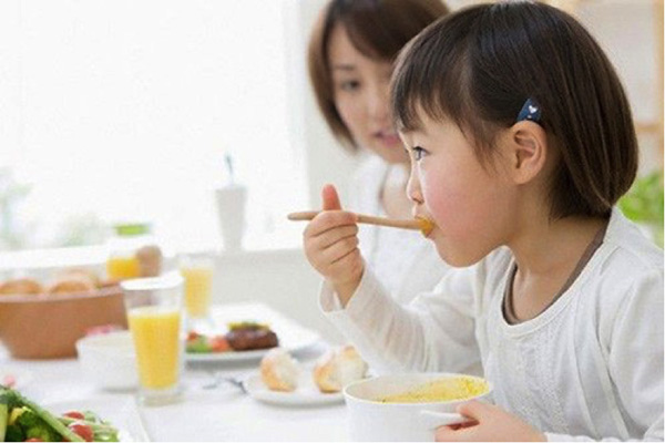 Dinh dưỡng cho bé trong mùa nóng
